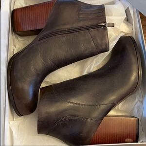 KIXTERS BROWN LEATHER BLOCK HEEL BOOTS.  N…